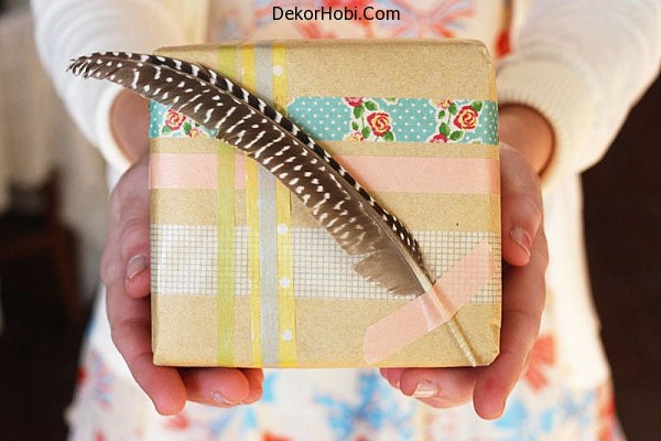 Christmas-gift-wrap-with-a-feather