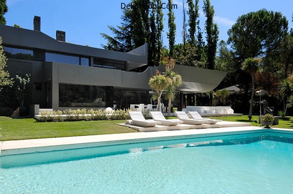 Lounge-and-Pool