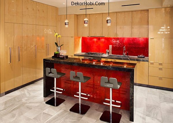 Modern-kitchen-with-red-accent-backsplash-and-island