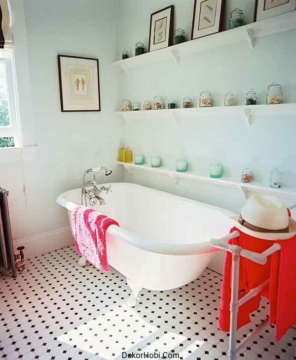 Traditional-beachy-bathroom