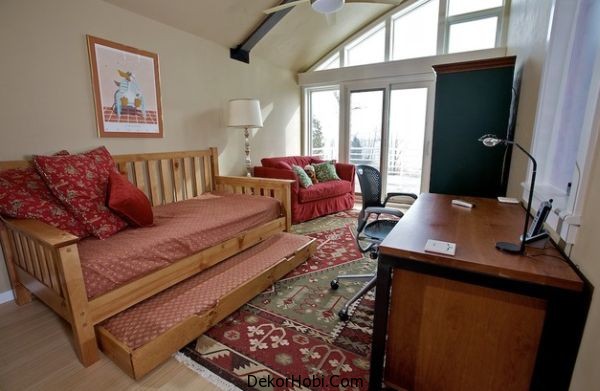Trundle-under-the-daybed-provides-additional-sleeping-space